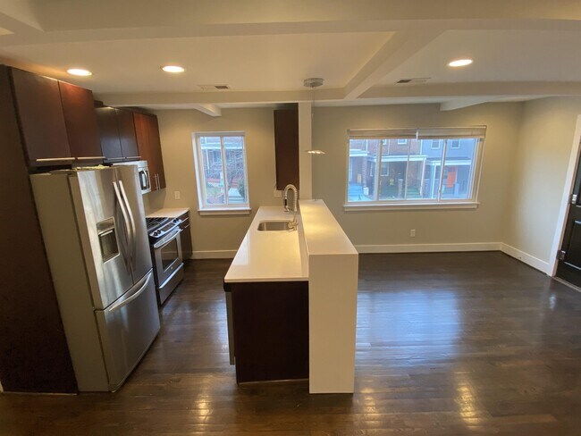 Foto del edificio - 1636 Lyman Pl NE