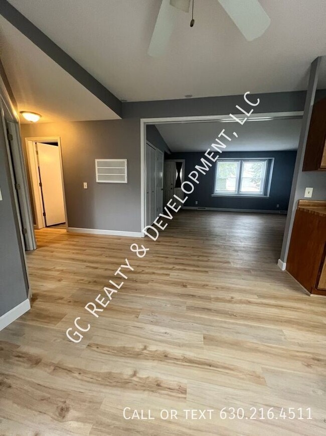 Building Photo - *** RECENTLY UPDATED / IN UNIT LAUNDRY / L...