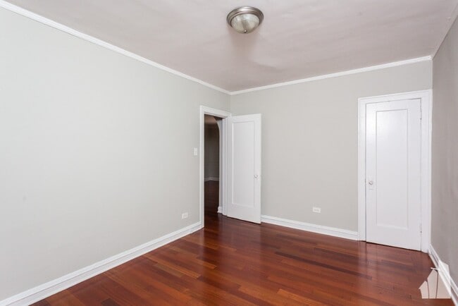 Building Photo - 544 W Surf St