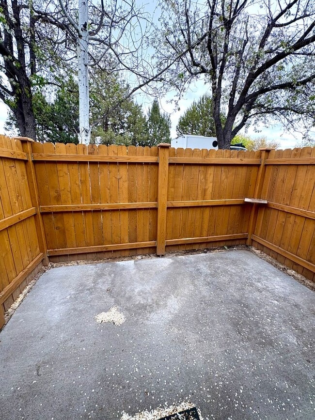 Building Photo - Relaxing Town Home in NW Bend!
