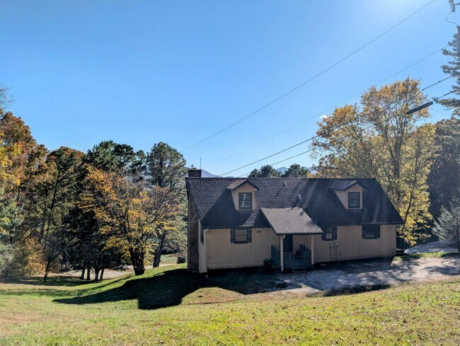 Building Photo - 729 Chalet Village Dr