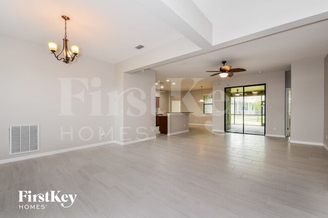 Building Photo - 2717 SW 18th Ave