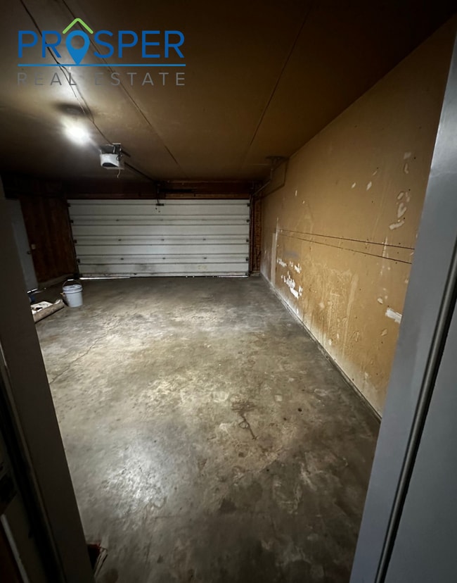 Building Photo - Spacious 3 Bedroom In Quiet Area