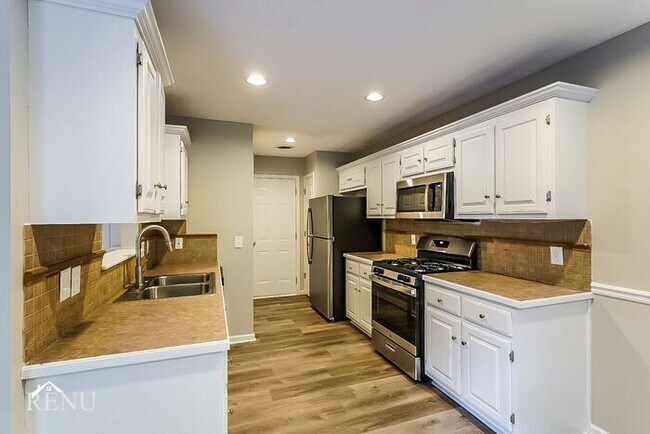 Building Photo - 140 Foxrun