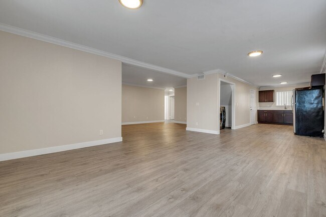 Foto del edificio - Spacious 3 Bed / 2 Bath apartment with parking & in-unit laundry!