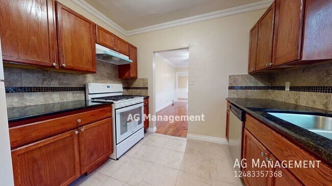 Building Photo - 142 N Merrimac St - Fantastic Pontiac 2Bed...