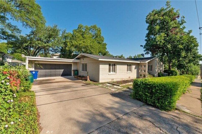 Building Photo - 2701 Greenlee Dr