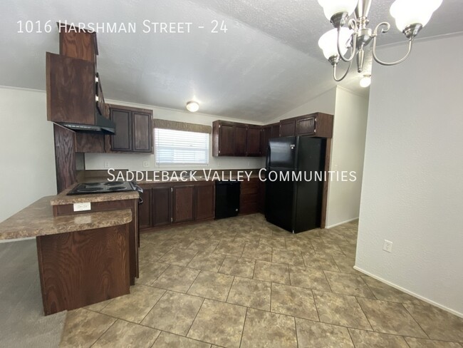 Building Photo - Spacious 3 bedroom / 2 full bathroom