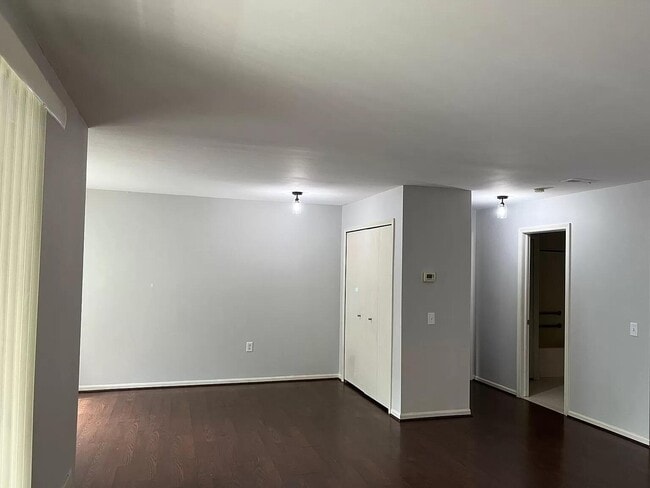 Building Photo - 1127 S Lake Dr