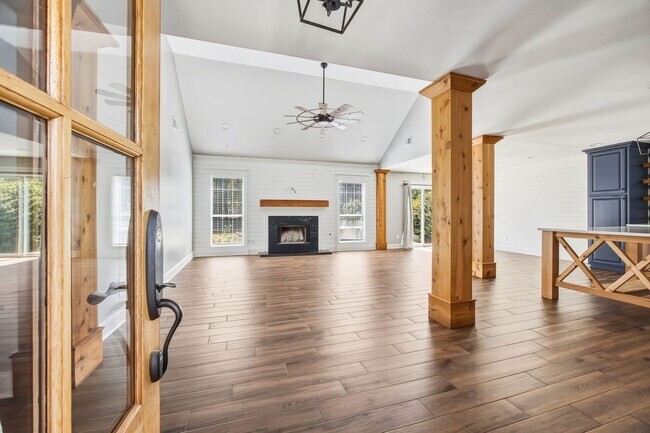 Foto del edificio - Updated Ranch Floorplan with Modern Finishes