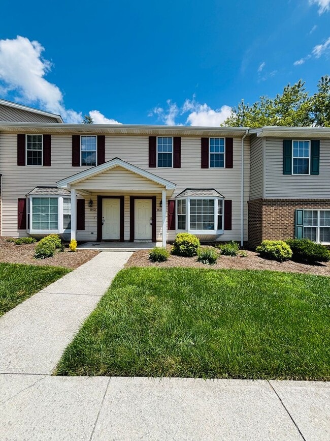 Building Photo - 840 Patrick Henry Dr