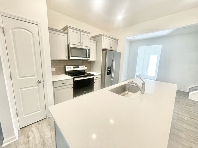 Building Photo - Charming 2 br townhome minutes from histor...