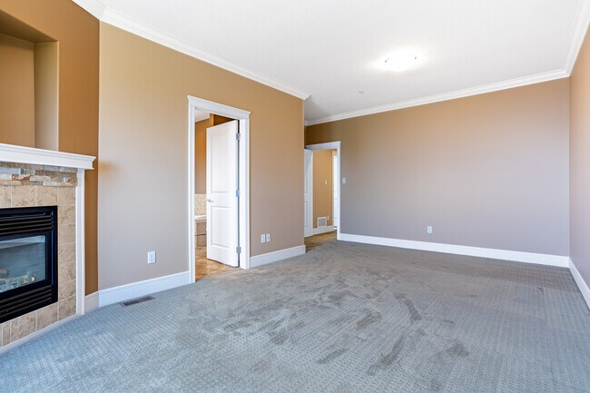Building Photo - 104-4730 Skyline Way