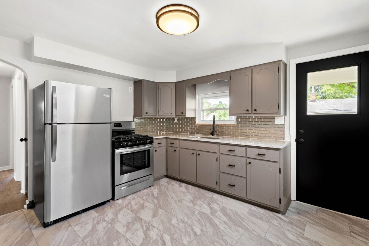 Primary Photo - GORGEOUS, SLEEK MCKEES ROCKS 4 BEDROOM 1.5...