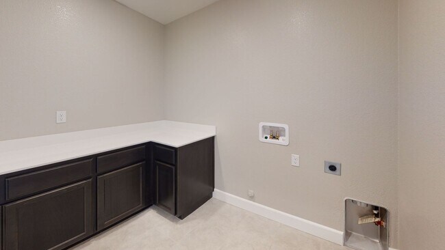 Foto del edificio - BRAND-NEW construction with 2 story with a...