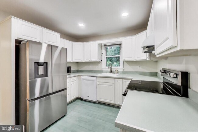 Building Photo - 6107 Parkway Dr