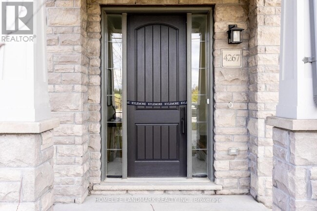 Photo du bâtiment - 4267 Major Mackenzie Dr E