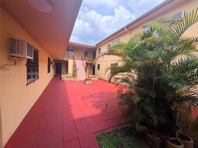 Foto del edificio - 47 NW 47th Ave