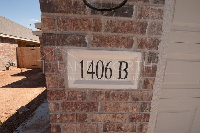 Primary Photo - 3/2/2 Townhome near high school
