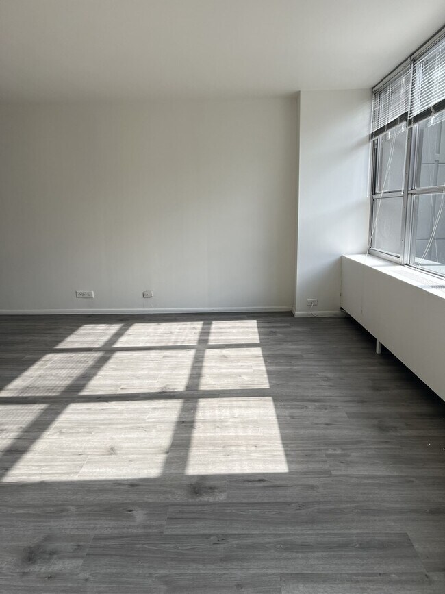 Foto del edificio - 655 W Irving Park Rd