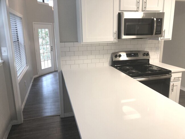 Building Photo - Bright & Spacious Townhome in Desirable Great Hills