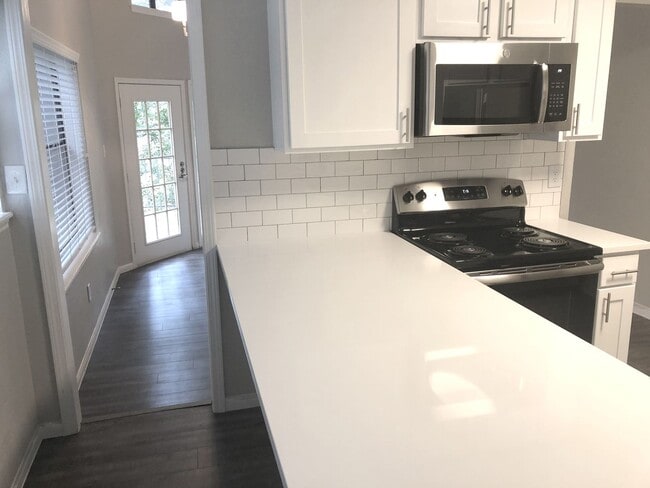 Foto del edificio - Bright & Spacious Townhome in Desirable Great Hills