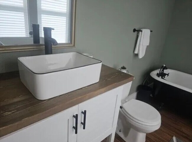 Foto del edificio - 719 S Market St