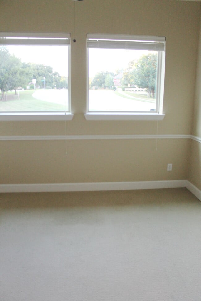 Building Photo - 508 Hidden Meadow Dr