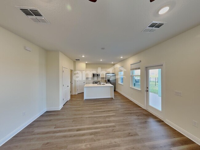 Foto del edificio - 5976 Sycamore Pl St