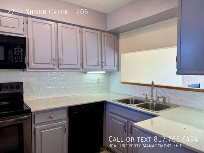 Foto del edificio - 2733 Silver Creek Dr