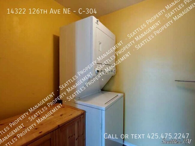 Building Photo - Top Floor 2 Bedroom Condo- with Vaulted Ce...