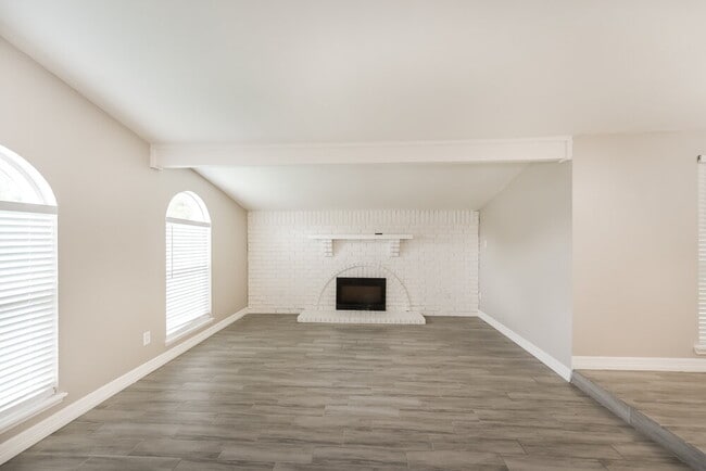 Building Photo - 15411 La Loma Dr