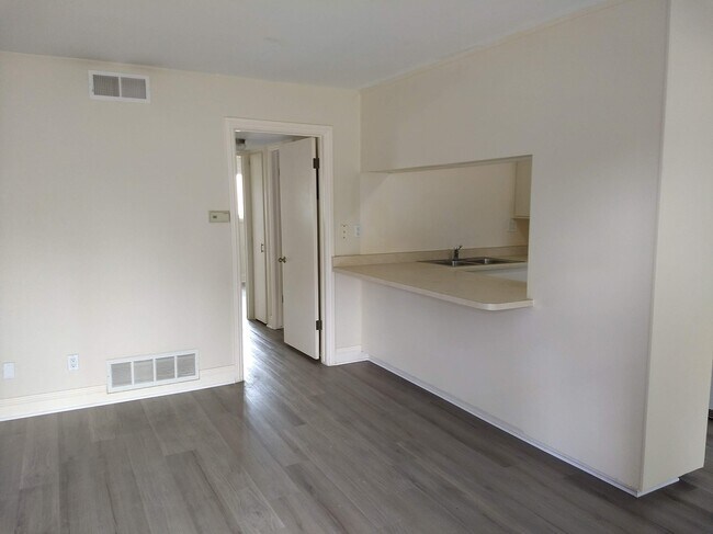 Foto del edificio - 4804 Del Amo Blvd