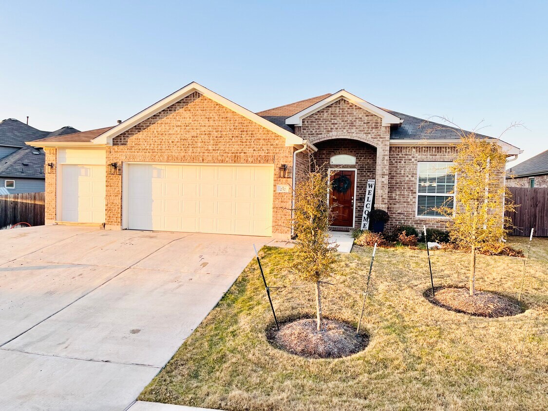 257 Algaroba Loop, Mustang Ridge, TX 78610 House Rental in Mustang