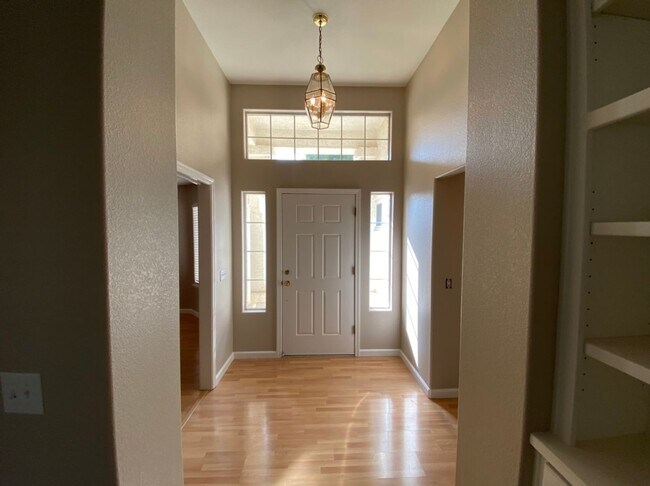 Foto del edificio - 4 bedroom with a 3 car garage!