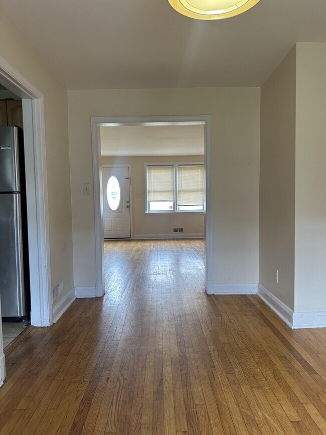 Building Photo - 3 bedroom 1.5 bathroom