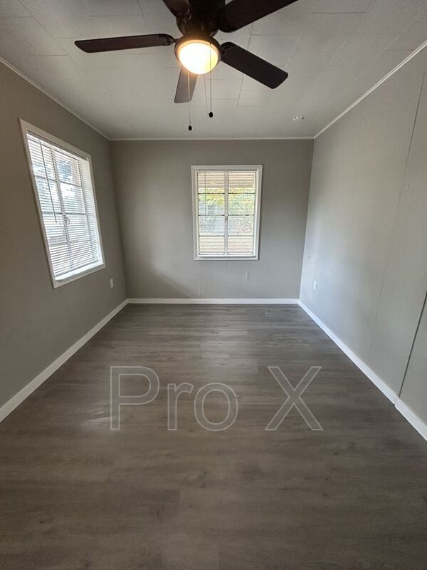 Foto del edificio - 2379 Locust Rd
