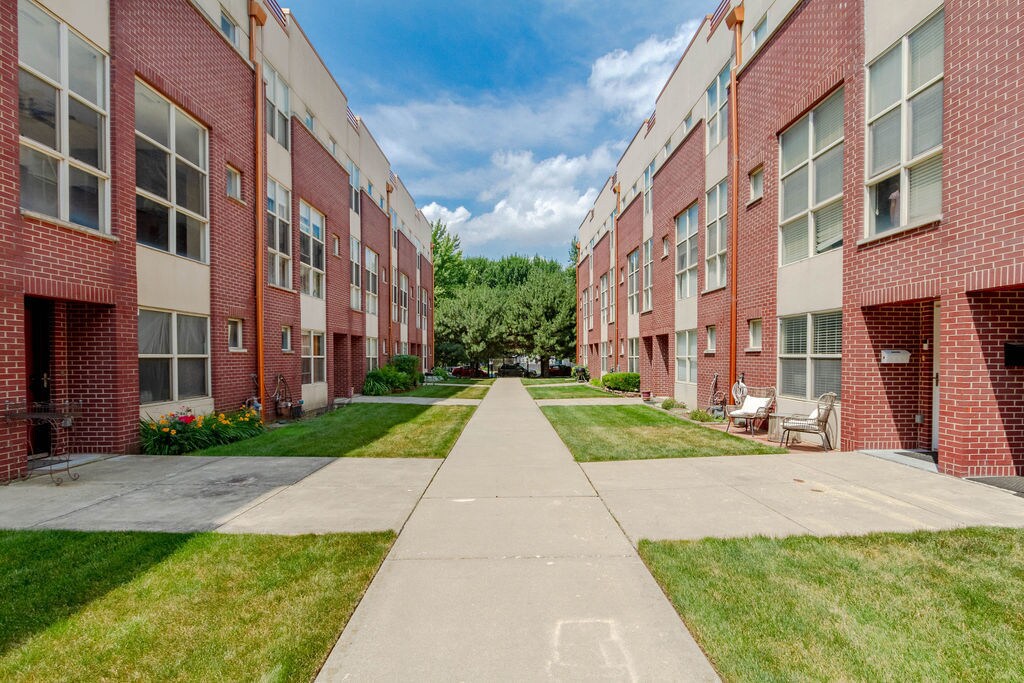 6957 N Western Ave, Chicago, IL 60645 Townhome Rentals in Chicago IL
