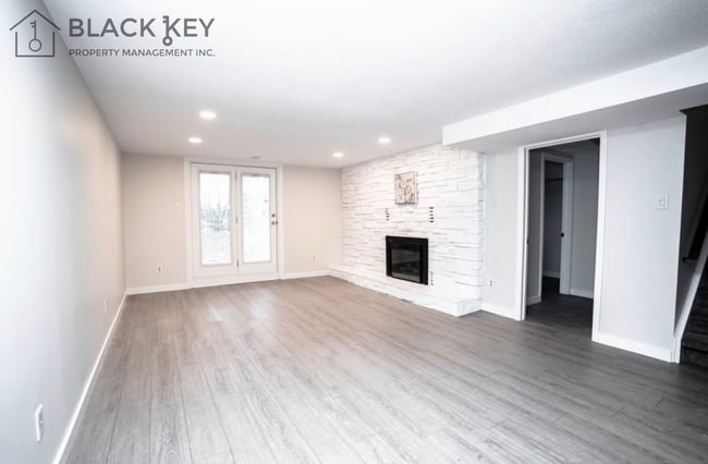 Building Photo - 107 Edgehill Crescent