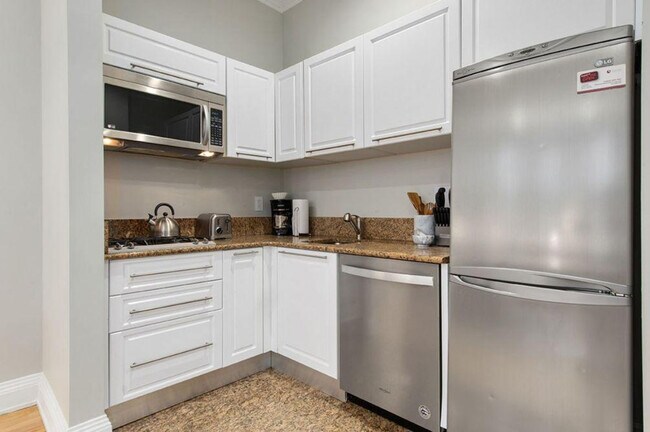 Building Photo - 24 E 38th St