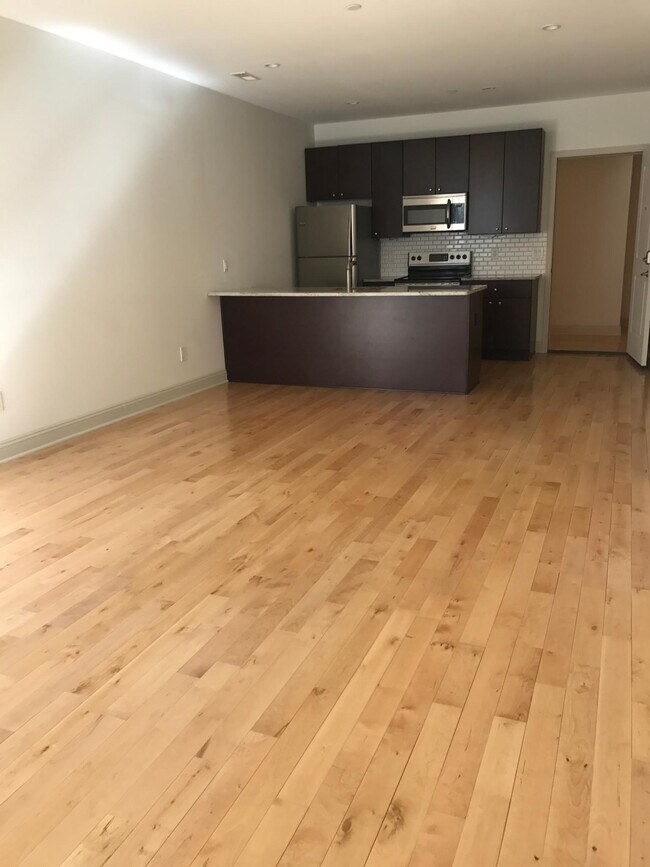 Living Area & Kitchen - 121 New St