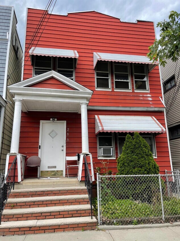 Primary Photo - 296 Chapel Ave