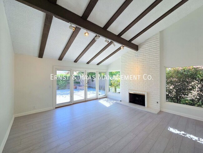 Foto del edificio - 10835 Slater Ave