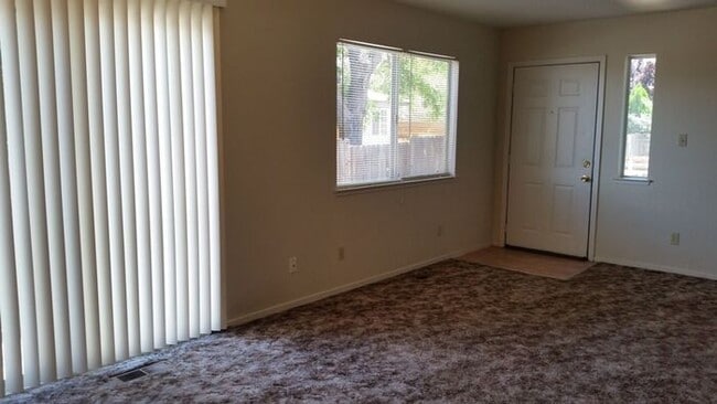 Building Photo - Townhome for rent in Yerington