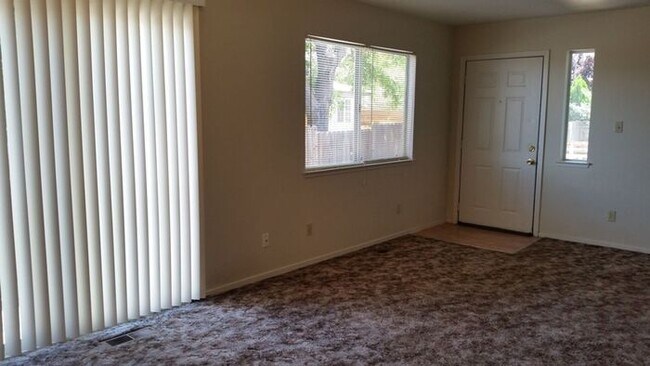 Foto del edificio - Townhome for rent in Yerington