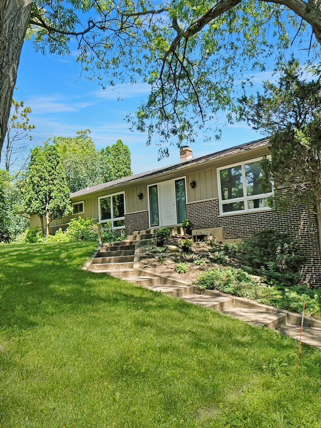 Primary Photo - 23 White Pine Dr