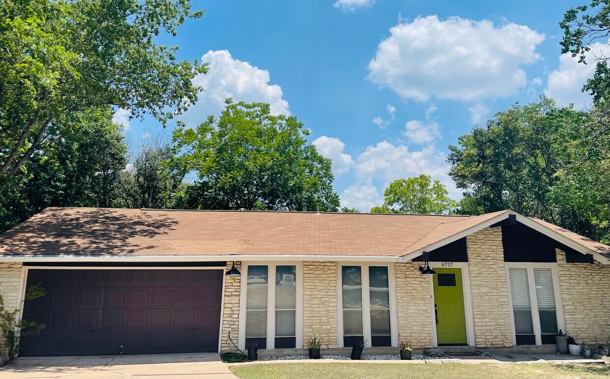 Charming Ranch with 2 car garage - 6717 Tulsa Cove