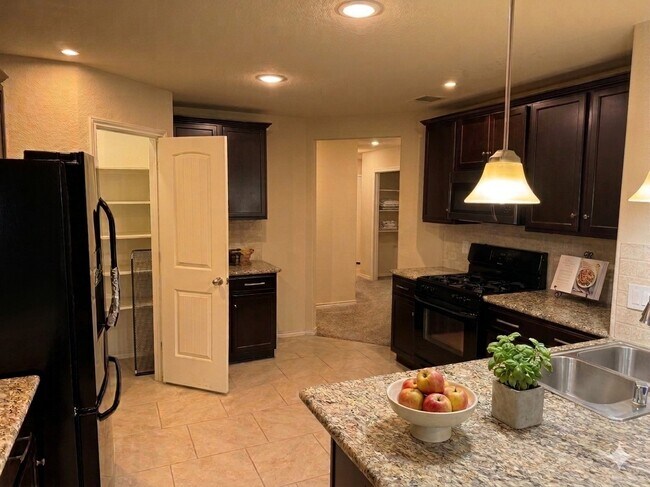 Foto del edificio - 17619 Rose Summit Ln