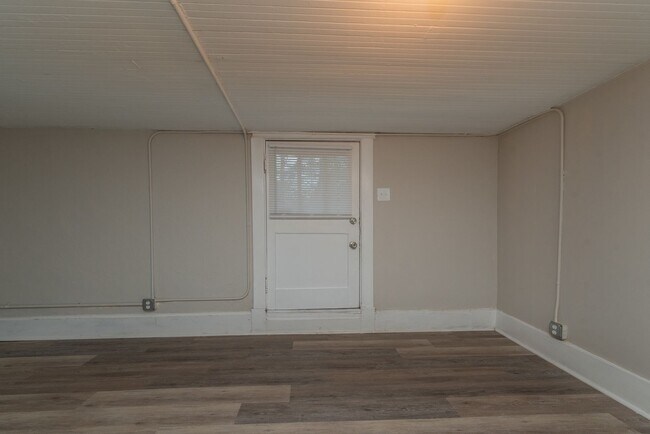 Foto del edificio - MOVE IN SPECIAL!!! $699- Updated 2 bed/1 bath apartment near Medical Center, with brand-new appli...