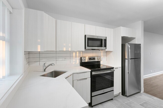Foto del edificio - 7634 N Eastlake Terrace